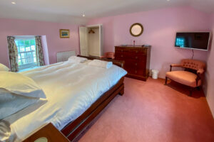 Kingsize bedroom at Treburrick Farm House with television