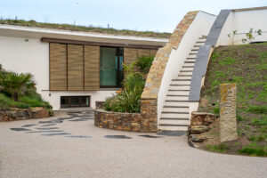 Steps to the roof terrace Spin by the entrance to the courtyard area