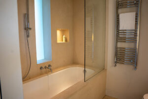The ensuite to the 2nd king bedroom at Spin, showing bath with shower over