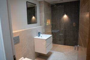 The shower cubicle, wash basin and toilet in shower room next to the twin bedroom on the ground floor at Spin