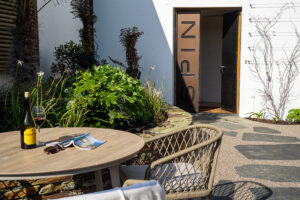 Outside courtyard with table and chairs at Spin