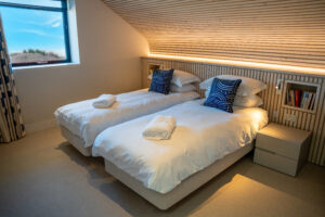 The twin bedroom with window to the side on the ground floor level at Spin