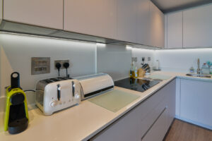 Kitchen units with hob, toaster and coffee machine at Quiescence