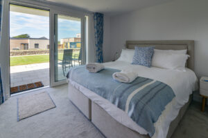 Ground floor ensuite bedroom with sliding door to patio at Quiescence