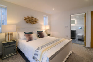 King bedroom with ensuite on the ground floor at Morwynsow