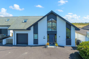 Front exterior view of Morwynsow and large driveway