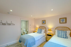 The ground floor twin ensuite bedroom and ensuite at Tremblaze