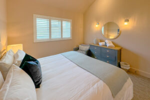 First floor superking bedroom with chest of drawers and wall mounted mirror