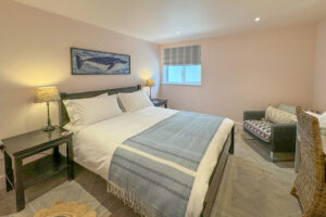 The ground floor king bedroom at Tremblaze