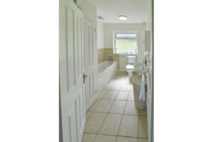 Family bathroom of the hallway with bath, hand held shower unit, toilet and wash basin