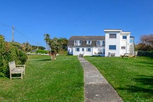 Picture from the gateway to the front of the apartments at No 8 Sandhills overlooking the communal grassed area.